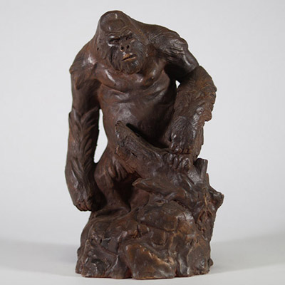 Chen M – Le gorille Sculpture en terre cuite patinée figurant un gorille appuyé sur une branche.