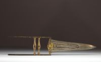 India - Katar knife, blade with damascened steel gutters, handle with gold damascened decoration, 19th century.