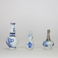 Chine, XVIIIe siècle, lot de trois miniatures en porcelaine bleu et blanc, à décor floral, dont un flacon muni d’un col en argent