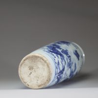 Chine, période Transition (circa 1644-1661) - Vase rouleau en porcelaine bleu et blanc à décor de personnages dans un jardin