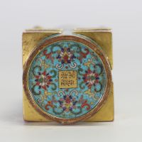 Récipient en bronze cloisonné à décor de dragons et rinceaux floraux, de forme archaïsante ‘Zun’, Chine, marque Qianlong en réserve Élégant récipient de forme cylindrique inspirée des bronzes archaïqu