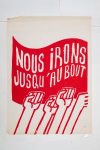 Mai 68 – Nous irons jusqu’au bout  Affiche originale réalisée en sérigraphie couleur rouge. Cachet École Nle Supérieure des Beaux-Arts, toute sa marge non coupée, traces de plis, sujet intact. Non entoilée  78X 56 cm