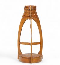 Attribué à Paul Saintenoy (1861–1952) Imposante sellette en bois clair – Unique vestige du stand des amidons Remy, Exposition internationale de Liège, 1905  Cette sellette monumentale en bois clair constitue un témoignage exceptionnel du stand des amidons Remy, présenté lors de l’Exposition internationale de Liège en 1905. À ce jour, elle est le seul élément connu ayant survécu de cet ensemble, do