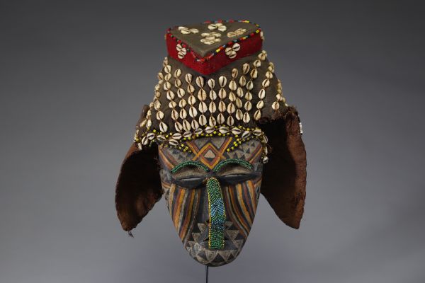 Afrique RDC - Exceptionnel masque Ngaady a mwaash Kuba en bois sculpté , cauris, tissu et raphia, 1ère moitié XXème.
