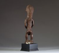 Afrique RDC - Statuette Tabwa en bois finement sculpté, Congo RDC, sur socle.