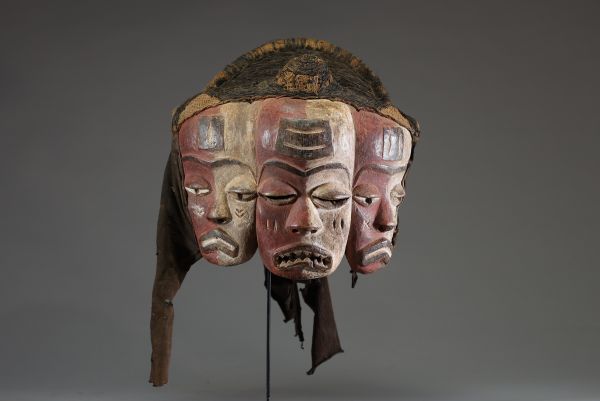 Afrique RDC - Rare masque Pendé Ginzengi ou Gimbombi a Kumba à visages multiples en bois sculpté, fibres végétales et tissu, Congo RDC. 
