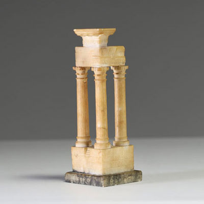 Grand Tour - Modèle du Temple Vespasien en albâtre sculpté, vers 1900-20.
