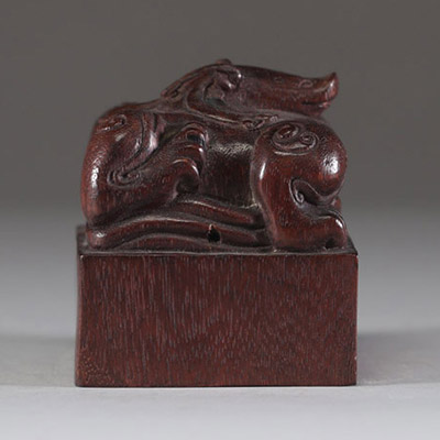 Chine – Sceau en bois sculpté, orné d’un dragon couché, dynastie Qing