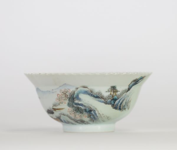 Bol en porcelaine de Chine famille rose à décor de paysage, marque  Guangxu (1875–1908).