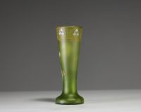 MONTJOYE - Vase en verre nuancé vert à décor de fleurs émaillées, vers 1900.