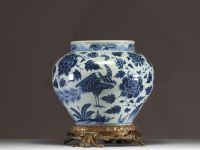 China - Rare blue-white porcelain vase decorated with peacocks and peony flowers, bronze mounting, Ming period.