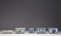 Chine - Ensemble de porcelaines blanc bleu à divers décors, marques au bleu sous les pièces.