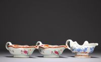 Chine - Ensemble de trois saucières en porcelaine, une blanc bleu et deux famille rose, époque XVIIIème.