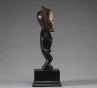 Afrique RDC - Intéressante figure du Bwami Lega / Warega appelée Kakulu Ka Mpito en bois sculpté et poils, Congo RDC, 1ère moitié XXème.