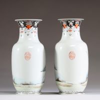 Chine - Paire de vases en porcelaine polychrome à décor de courtisanes, période République.