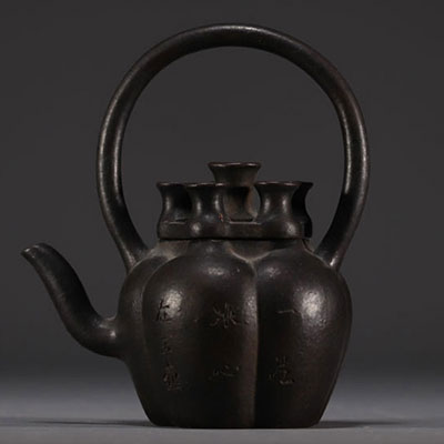 Chine -Théière en fonte, poème calligraphié en creux, marque Ming sous la pièce.