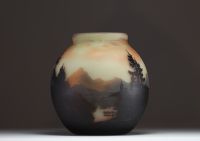 MULLER Frères Lunéville - Imposing ball vase in acid-etched multi-layered glass decorated with mountains and pine trees, signed.