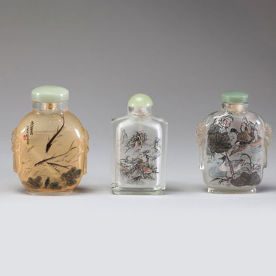 Chine - Ensemble de trois tabatières en verre églomisé à décor animalier et de paysage.