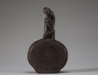 Afrique RDC - Cloche de féticheur Bakongo « Ndibu » en bois sculpté, Congo RDC, début XXème. 