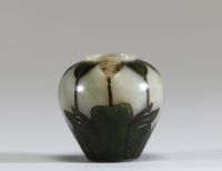 Asie - Petit vase en jade et incrustations de jade vert sculpté de motifs floraux, XIXème.