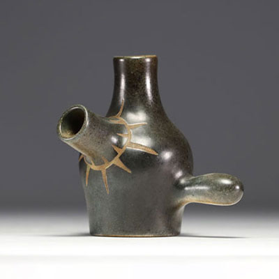 Reg. AGRAPART (XXe siècle) Vase modernisme ludique en céramique vernissée arborée de dessins géométriques abstraits en creux, signé, vers 1950.