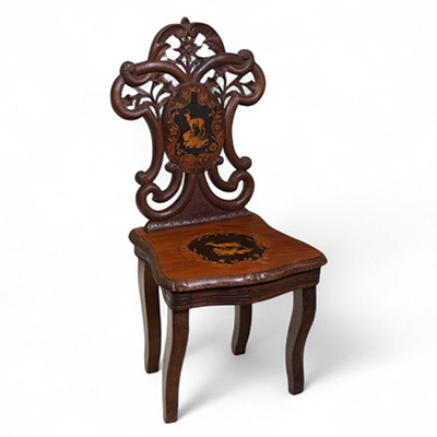 Chaise musicale d'enfant en bois sculpté et marqueté, travail de la Forêt Noire, époque XIXème.