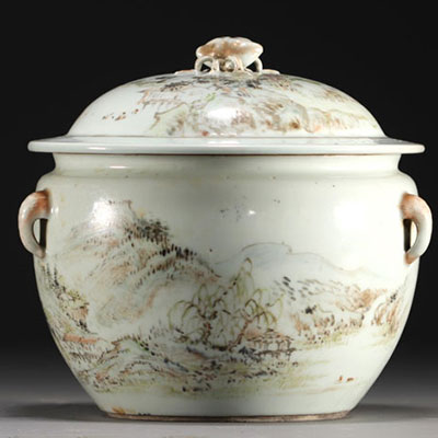 Chine - Terrine couverte en porcelaine à décor de paysages, XIXe siècle.