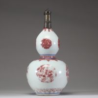 Chine – Vase double gourde en porcelaine à décor rouge de fer, marque Qianlong, monture en métal