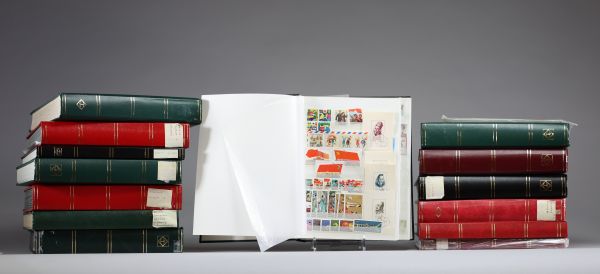 Ensemble de 13 albums et une pochette de timbres regroupant la Chine, la Russie ainsi que des timbres du monde.