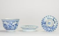 Chine, bol couvert en porcelaine bleu et blanc à décor floral et inscriptions, probablement XVIIIe siècle