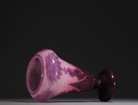 Le Verre Français - Vase en verre multicouche dégagé à l'acide à décor de dahlias, signé sur la base.
