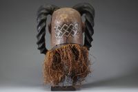 Afrique RDC - Masque Heaume Kuba en bois, cornes, raphia et clous de tapissier, Congo RDC.