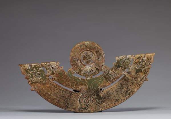 Chine - Pectoral en jade sculpté vert brun à décor d'un Dragon ajouré tournant au centre du disque Bi, époque Ming ou antérieure.