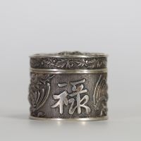 Chine – Rare boîte en argent massif finement ciselée à décor de phénix affrontés et caractères « 福 » (bonheur) et « 禄 » (prospérité), vers 1900