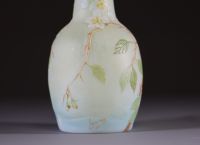 François-Théodore LEGRAS (1839-1916) Vase soliflore en verre multicouche dégagé à l'acide à décor de cerisier du Japon, vers 1900.