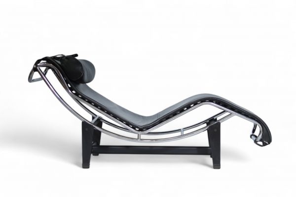 Chaise longue en cuir noir et structure en acier chromé dans le goût du modèle LC4 de Le Corbusier.