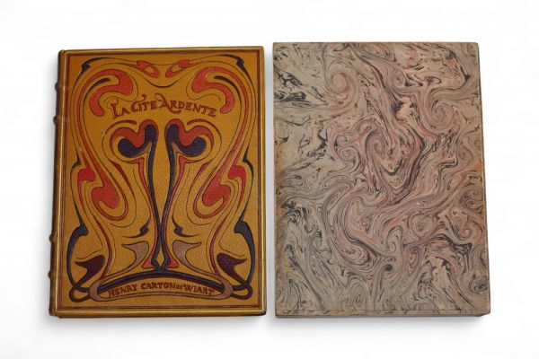 Marie Molitor (1868 – ?) Reliure Art nouveau pour La Cité ardente de Henry Carton de Wiart Vers 1905  Cuirs polychromes (jaune, rouge, rose, mauve clair et foncé) Cette reliure unique, réalisée en cuirs de quatre teintes contrastées, constitue un rare exemple d’application du langage de l’Art nouveau à l’art de la reliure. Son décor abstrait, composé d’arabesques souples et dynamiques, évoque avec