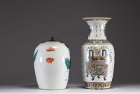 Chine - Ensemble composé d'un vase et d'un pot à gingembre en porcelaine polychrome famille rose, époque XIXème.