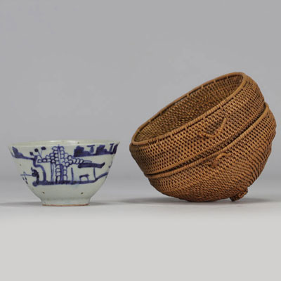 Bol en porcelaine blanc et bleu Tibet du XIXe siècle.