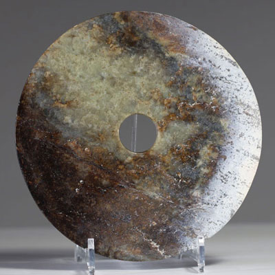 Chine - Disque Bi en jade vert nuancé mauve et ocre.