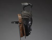 Afrique - Masque Baoulé / Yaouré en bois sculpté surmonté d’un animal, Côte d’Ivoire, XXème.