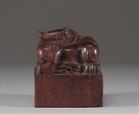 Chine – Sceau en bois sculpté, orné d’un dragon couché, dynastie Qing