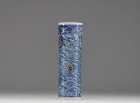 Chine - Petit vase rouleau en porcelaine polychrome à décor de maison traditionnelle, de vagues et d'oiseaux, marque au bleu, époque XIXème.