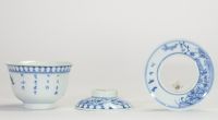 Chine, bol couvert en porcelaine bleu et blanc à décor floral et inscriptions, probablement XVIIIe siècle