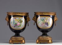 Paire de vases en porcelaine de Sèvres montés sur bronze, XIXe siècle.