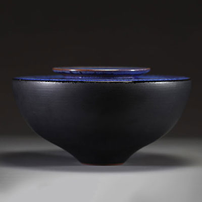Antonio LAMPECCO (1932-2019) Vase en grés émaillé noir et bleu, monogramme LA sous la pièce.
