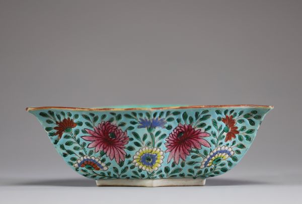 Chine - Jardinière en porcelaine famille rose à décor floral sur fond turquoise.