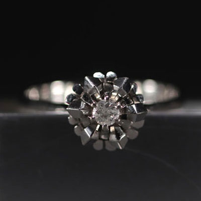 Ring in 18k white gold weighing 3.6 g.