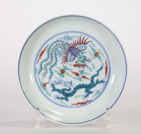 Assiette en porcelaine doucai à décor de dragon et phénix, marque Qianlong