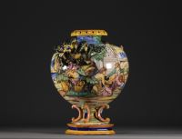 Vase urne Albarello en majolique à décor de scènes à l'antique.